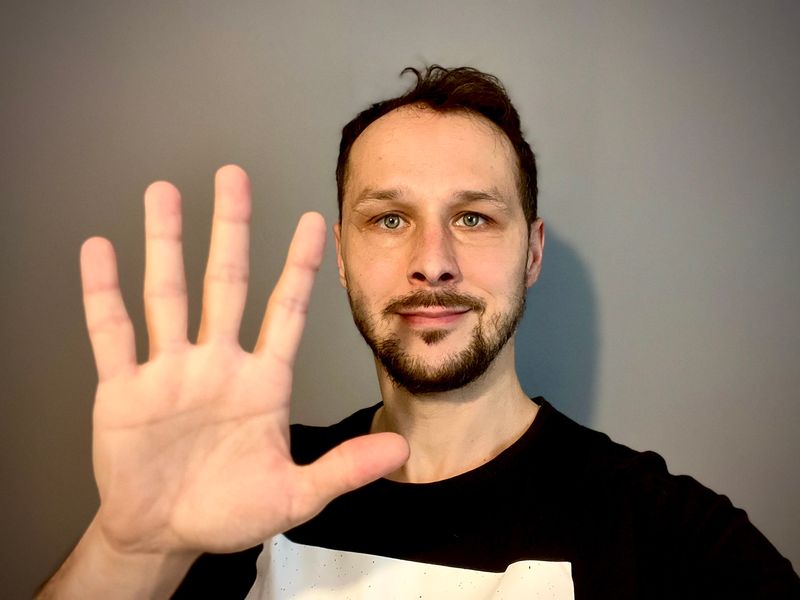 Oskar Dudycz holds up five fingers to mark Architecture Weekly's fifth anniversary.